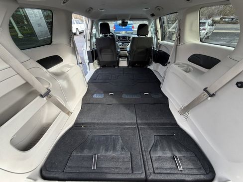 Used 2023 Chrysler Voyager LX image 11