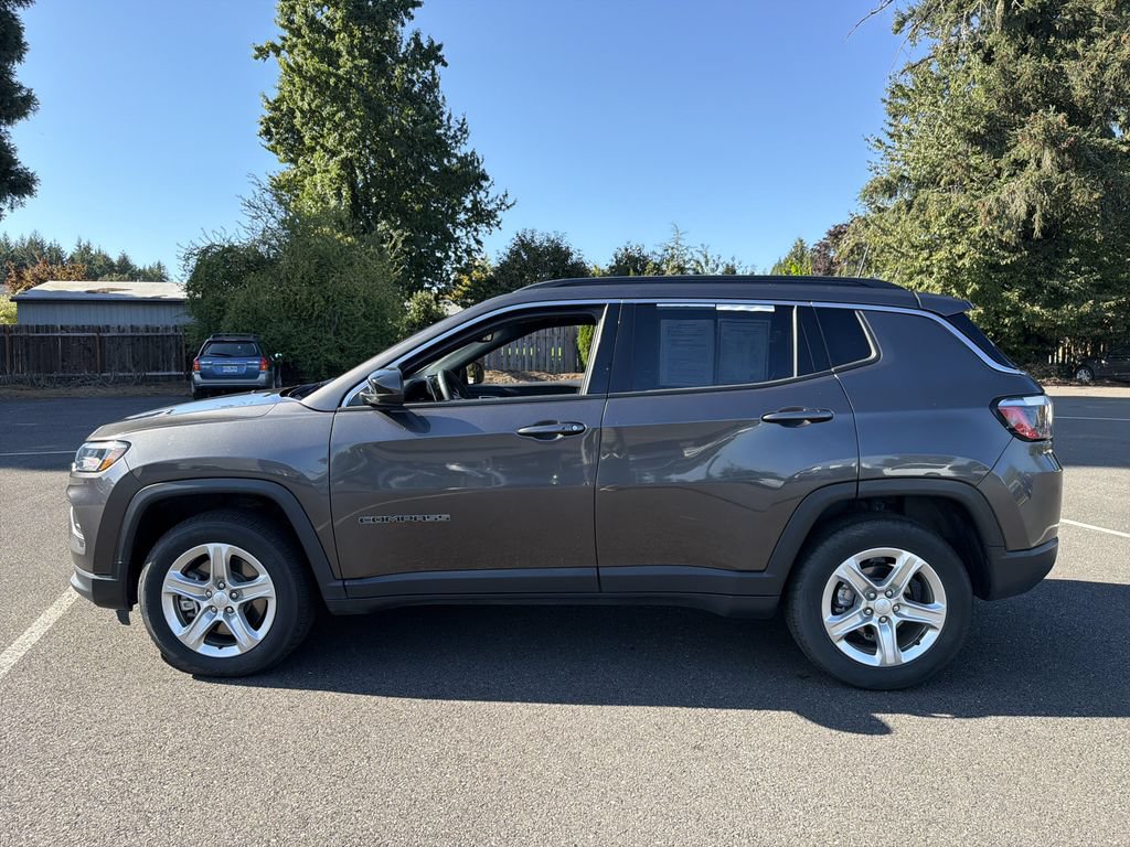 Used 2024 Jeep Compass Latitude AWD/4WD image 3