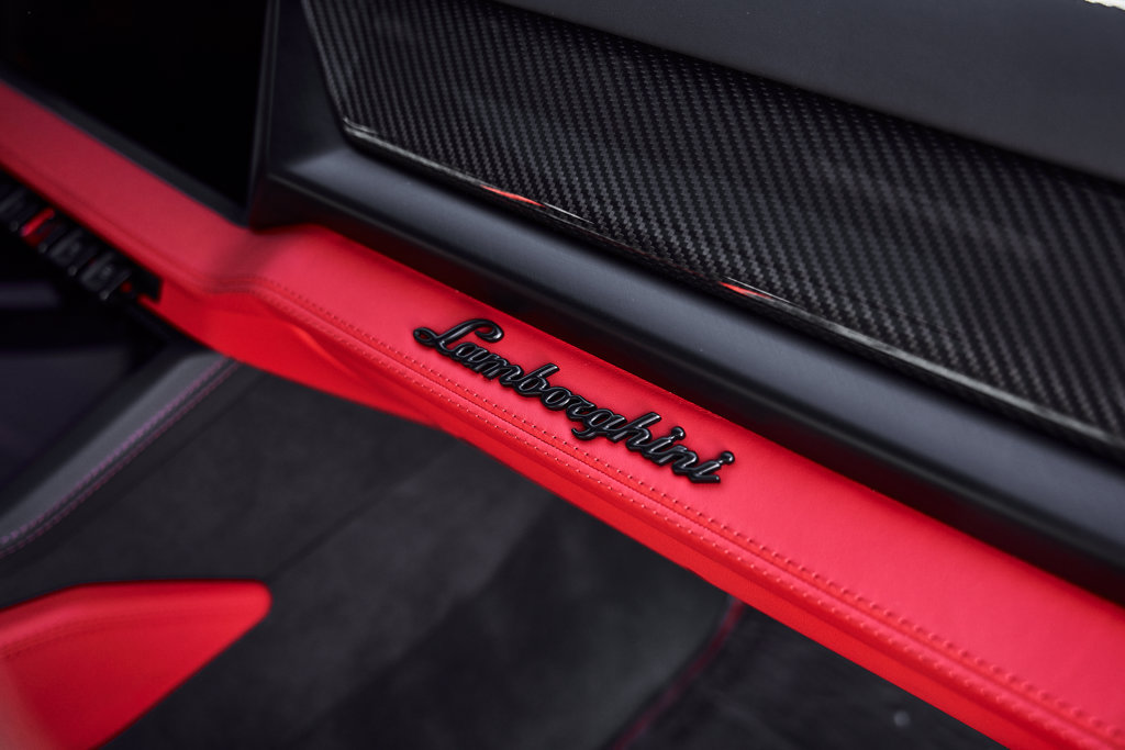 Used 2025 Lamborghini Urus SE AWD/4WD image 41