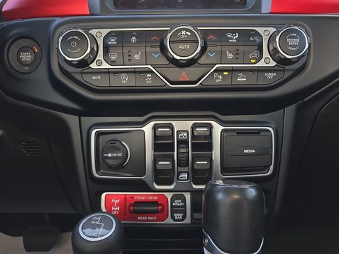 Used 2023 Jeep Gladiator Rubicon w/ Cold Weather Group image 30