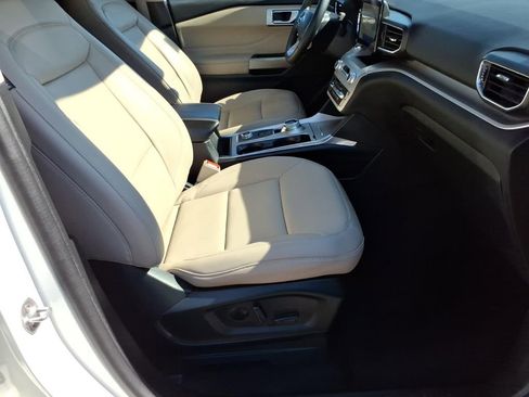 Used 2023 Ford Explorer XLT w/ Equipment Group 202A image 8