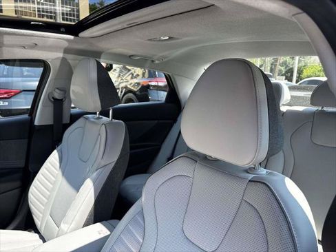 Certified 2025 Hyundai Elantra Limited FWD image 18