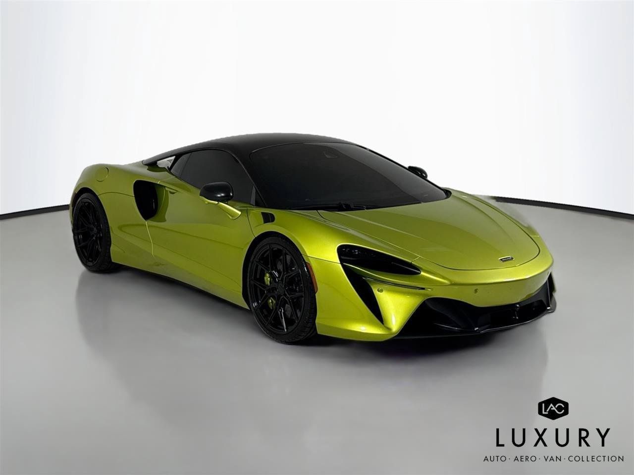 Used 2023 McLaren Artura RWD image 3