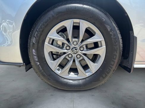 Used 2023 Toyota Sienna LE FWD image 14
