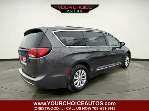 Used 2019 Chrysler Pacifica Touring-L FWD image 5