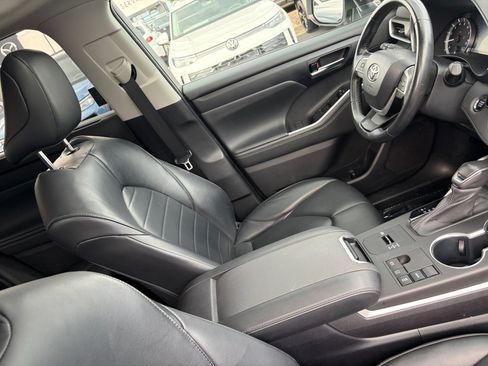 Used 2023 Toyota Highlander XLE FWD image 32