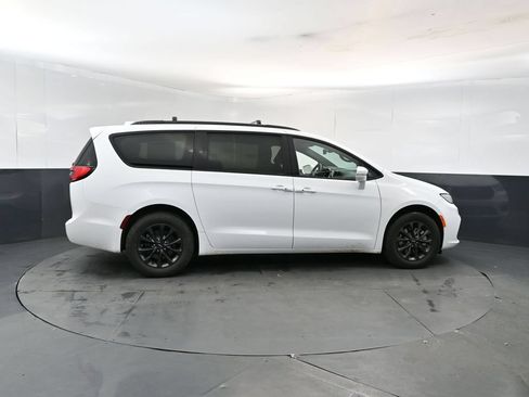 Used 2022 Chrysler Pacifica Touring-L w/ S Appearance Package AWD/4WD image 6