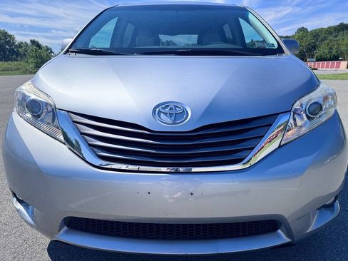 Used 2013 Toyota Sienna XLE AWD/4WD image 2