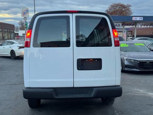 Used 2016 Chevrolet Express 3500 image 4