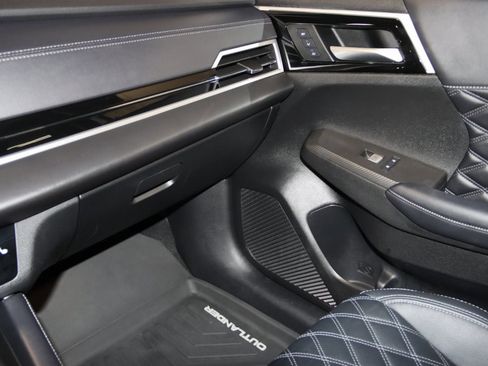 Used 2023 Mitsubishi Outlander SEL image 53