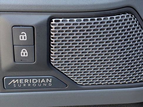 Certified 2022 Land Rover Defender 110 X-Dynamic HSE image 17