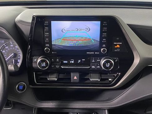 Used 2020 Toyota Highlander XLE AWD/4WD image 18