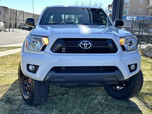 Used 2015 Toyota Tacoma w/ SR5 Package image 4