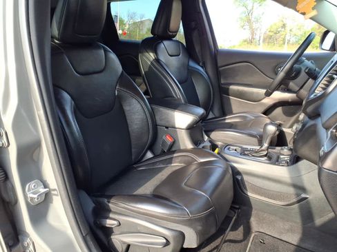 Used 2019 Jeep Cherokee Latitude Plus w/ Comfort/Convenience Group image 9