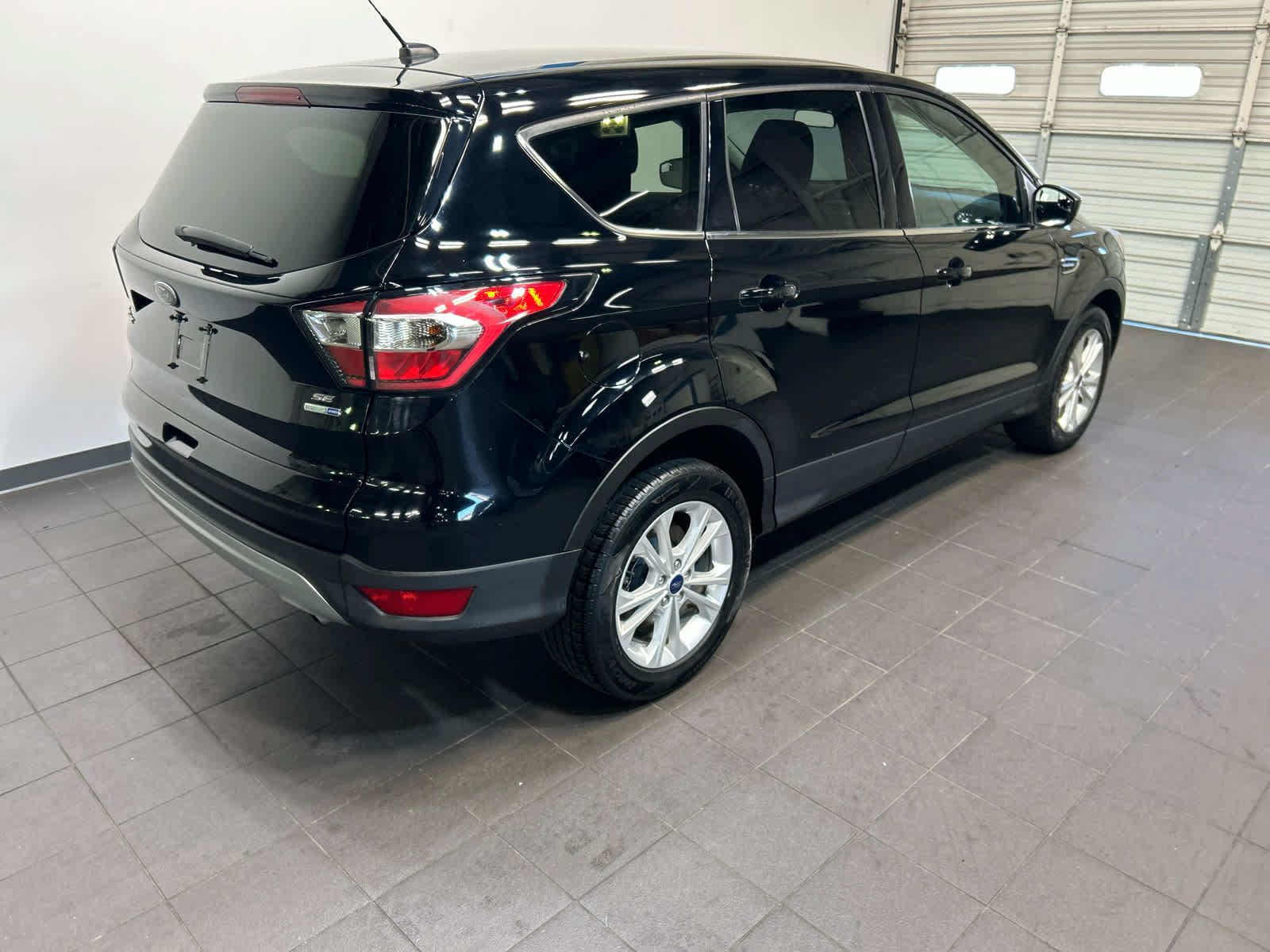 Used 2017 Ford Escape SE w/ SE Cold Weather Package AWD/4WD image 3