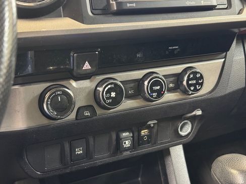 Used 2018 Toyota Tacoma SR5 w/ Four Season Floor Mat Package AWD/4WD image 36