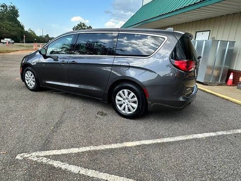 Used 2021 Chrysler Voyager L FWD image 4