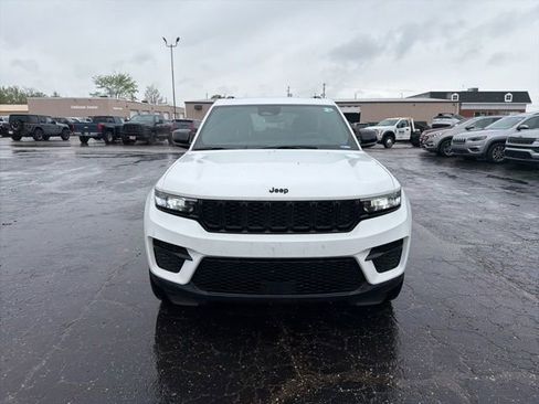 Used 2023 Jeep Grand Cherokee Altitude AWD/4WD image 3