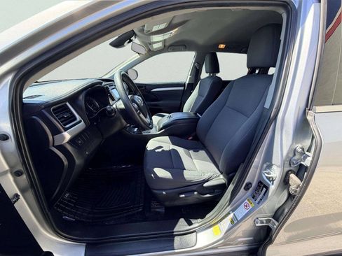 Used 2019 Toyota Highlander LE AWD/4WD image 16