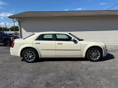 Used 2009 Chrysler 300 Touring RWD image 1