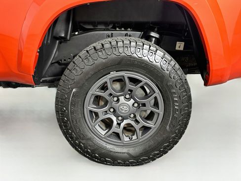 Used 2018 Toyota Tacoma SR5 RWD image 11
