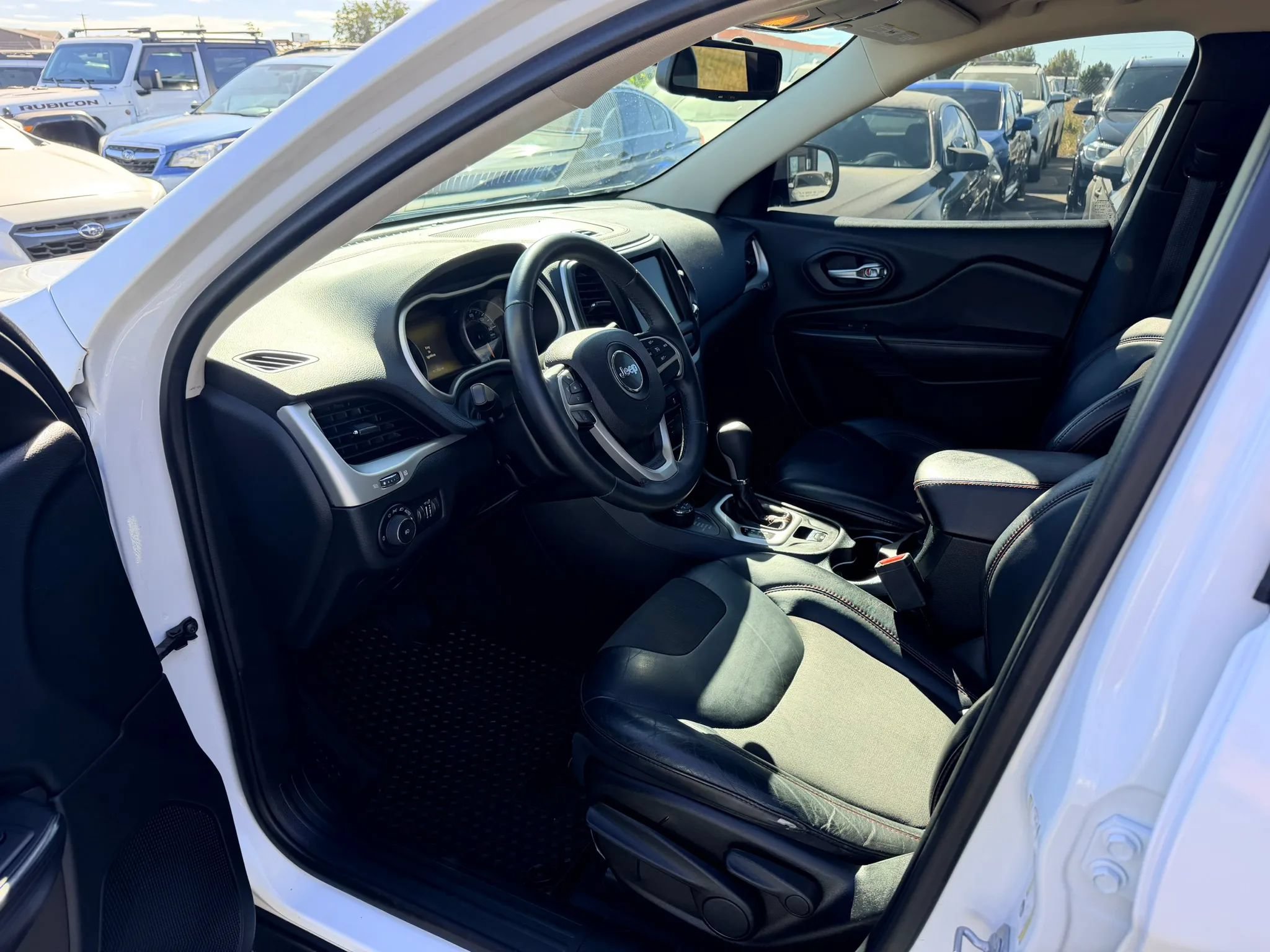 Used 2016 Jeep Cherokee Trailhawk AWD/4WD image 10