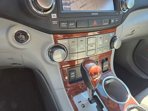 Used 2012 Toyota Highlander Limited w/ Tow Pkg AWD/4WD image 21