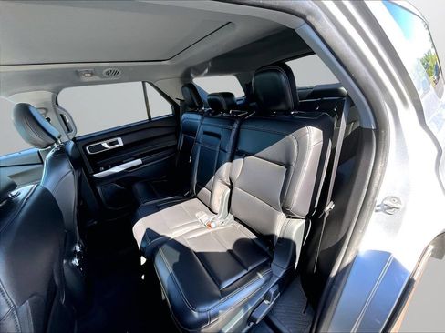 Used 2021 Ford Explorer XLT AWD/4WD image 25