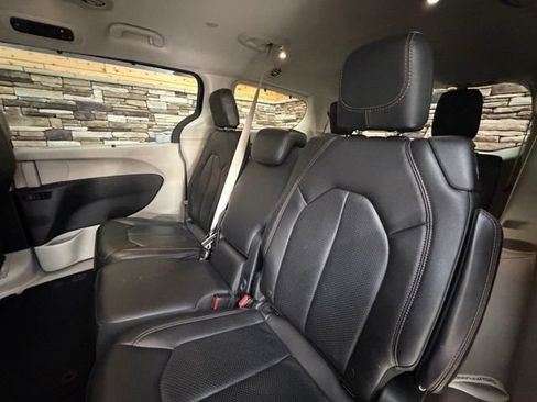 Used 2018 Chrysler Pacifica Touring-L FWD image 32