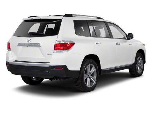 Used 2013 Toyota Highlander FWD image 2