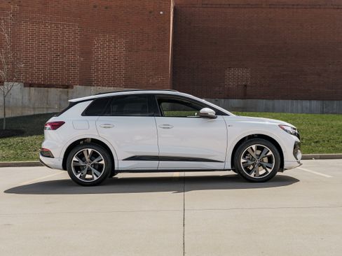 Used 2024 Audi Q4 e-tron Premium Plus w/ Premium Plus image 3