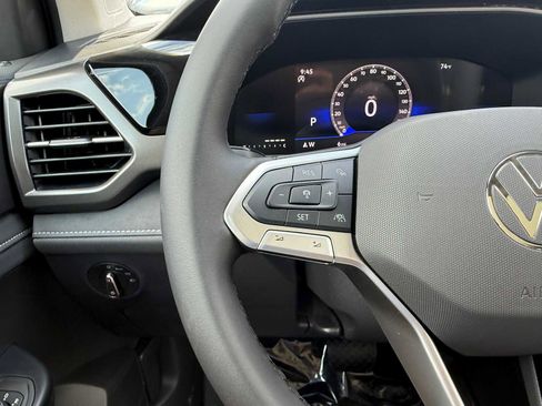 Used 2025 Volkswagen Taos SE image 13