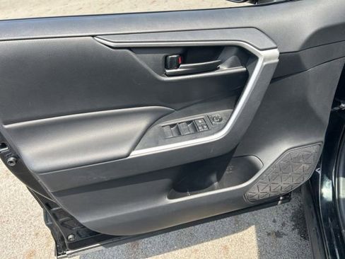 Used 2019 Toyota RAV4 LE AWD/4WD image 10