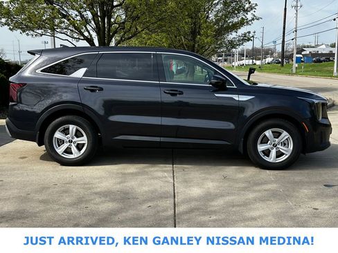 Used 2025 Kia Sorento LX image 2