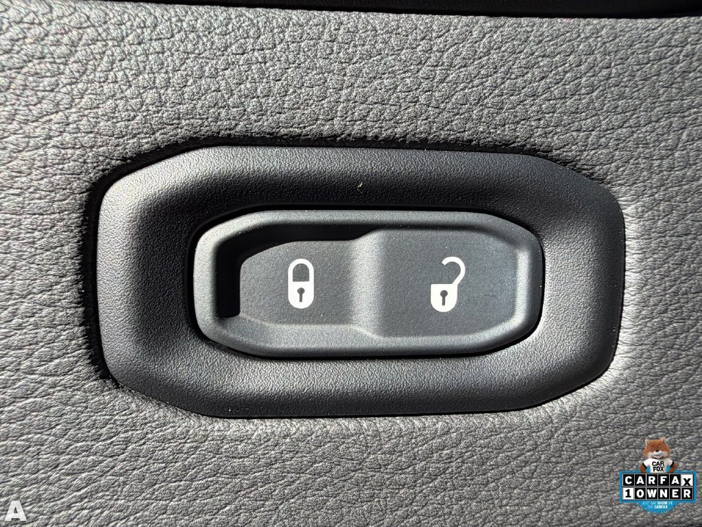 Used 2024 Jeep Wrangler Unlimited Sahara w/ Technology Group AWD/4WD image 17