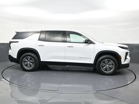 Used 2025 Chevrolet Traverse LT FWD image 6