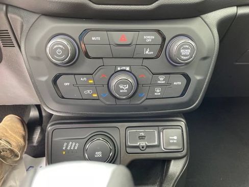 Used 2023 Jeep Renegade Altitude w/ Sun/Sound Group AWD/4WD image 15