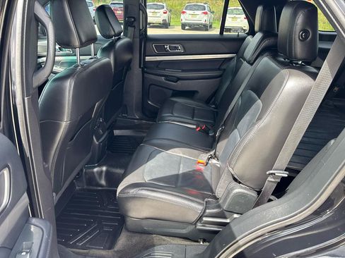Used 2018 Ford Explorer XLT w/ Equipment Group 202A FWD image 20