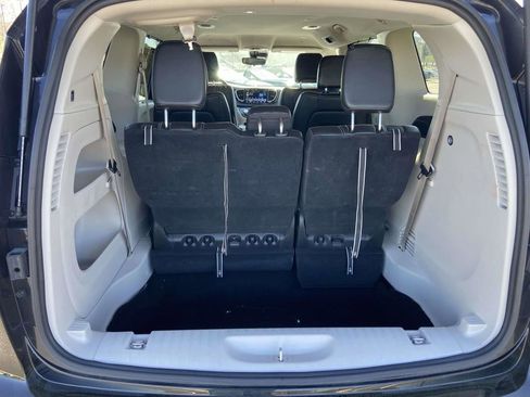 Used 2024 Chrysler Pacifica Touring-L FWD image 11