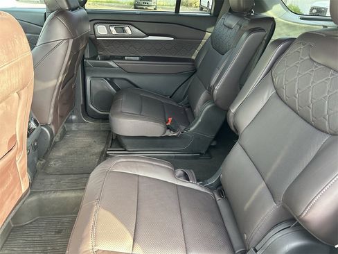 Used 2025 Ford Explorer Platinum w/ Ultimate Package image 7