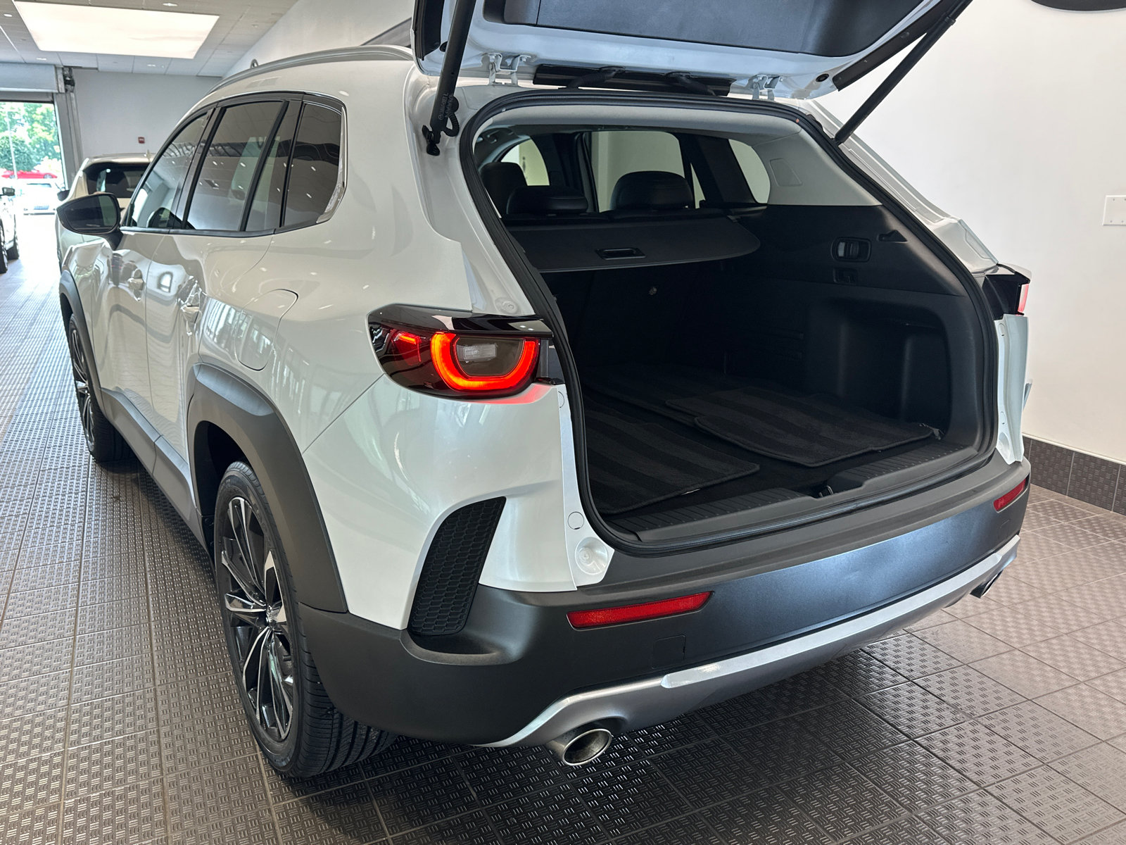 Used 2024 MAZDA CX-50 AWD 2.5 Turbo w/ Cargo Package image 6