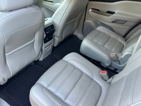 Used 2019 GMC Acadia Denali image 9