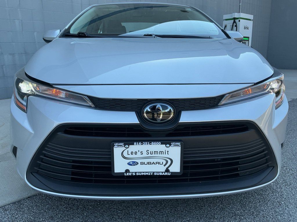 Used 2025 Toyota Corolla LE FWD image 12