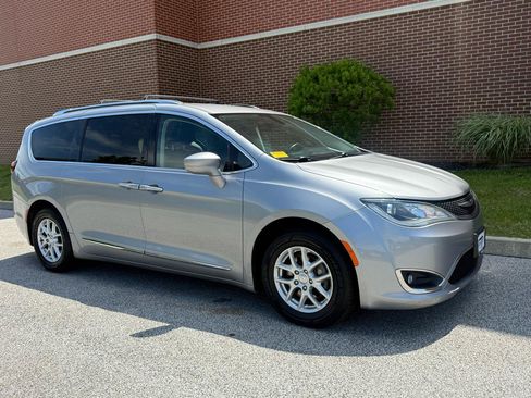 Used 2020 Chrysler Pacifica Touring-L FWD image 16