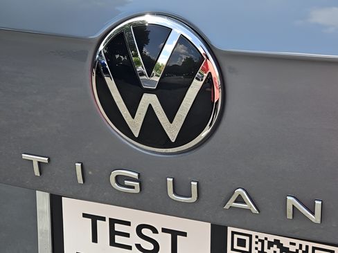 Used 2023 Volkswagen Tiguan SE w/ Panoramic Sunroof Package FWD image 30