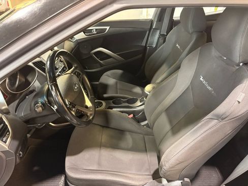 Used 2017 Hyundai Veloster FWD image 9