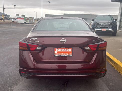 Used 2024 Nissan Altima 2.5 SV image 3