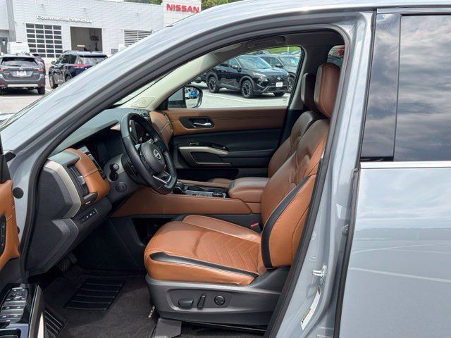 Certified 2022 Nissan Pathfinder Platinum w/ Cargo Package AWD/4WD image 16