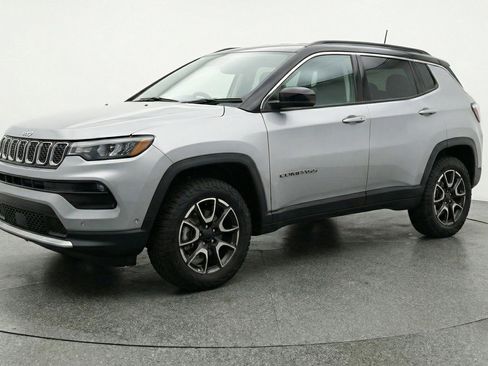 Used 2025 Jeep Compass Trailhawk AWD/4WD image 3