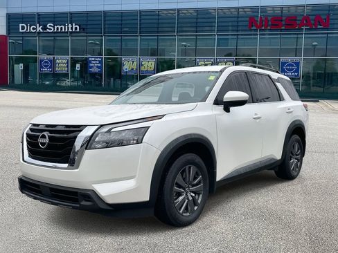 Used 2024 Nissan Pathfinder SV image 3